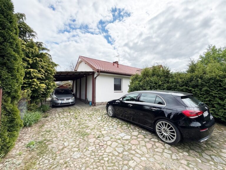 Przytulny dom w otoczeniu zieleni