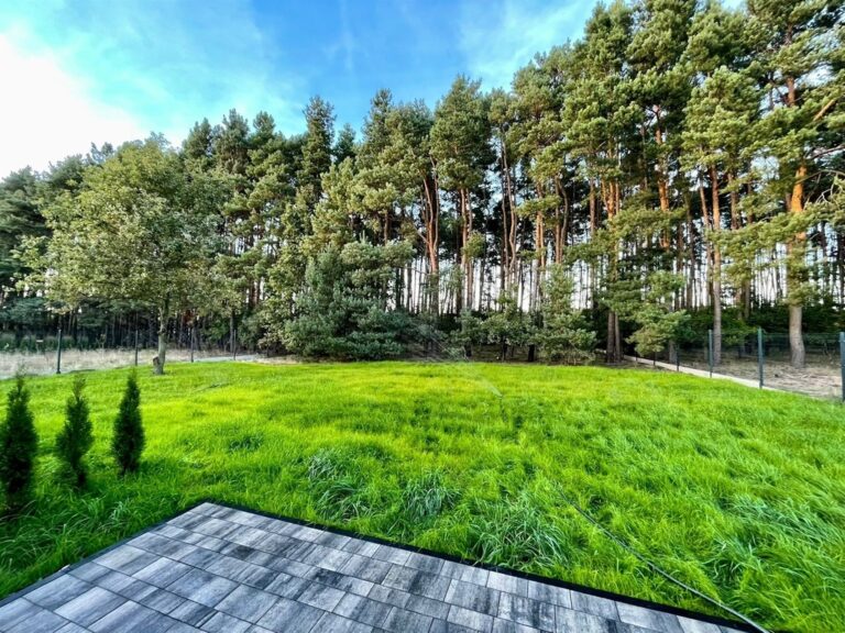 Dom w zabudowie bliźniaczej z prywatnym lasem